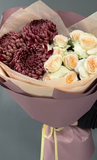 Дуо букет с хризантемой «Бигуди» и кустовыми розами «Павлова»
