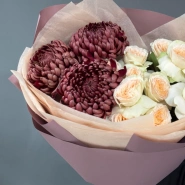 Дуо букет с хризантемой «Бигуди» и кустовыми розами «Павлова» 4
