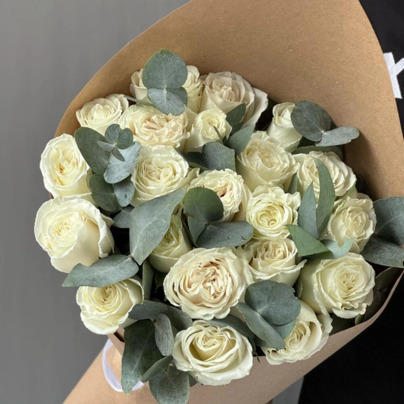 Белые розы и эвкалипт для любимых