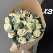 Белые розы и эвкалипт для любимых 1