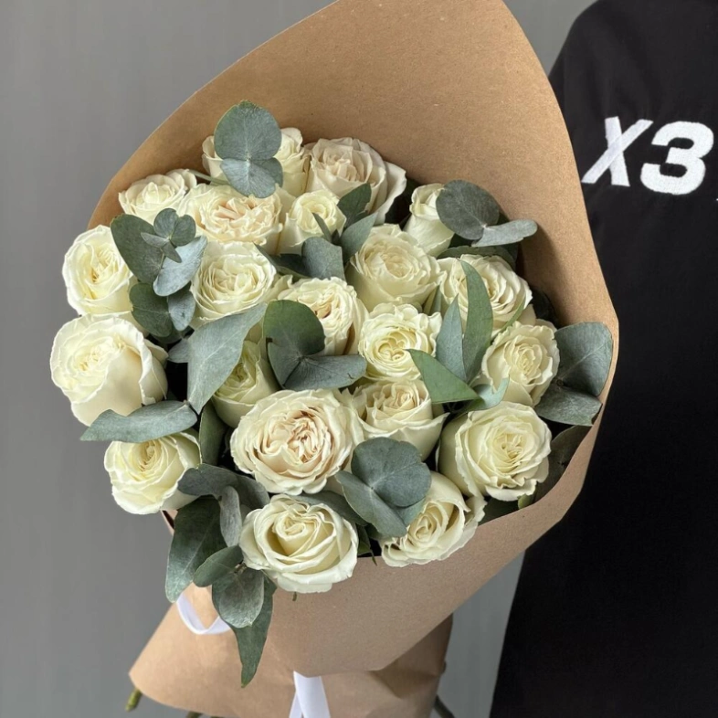 Белые розы и эвкалипт для любимых