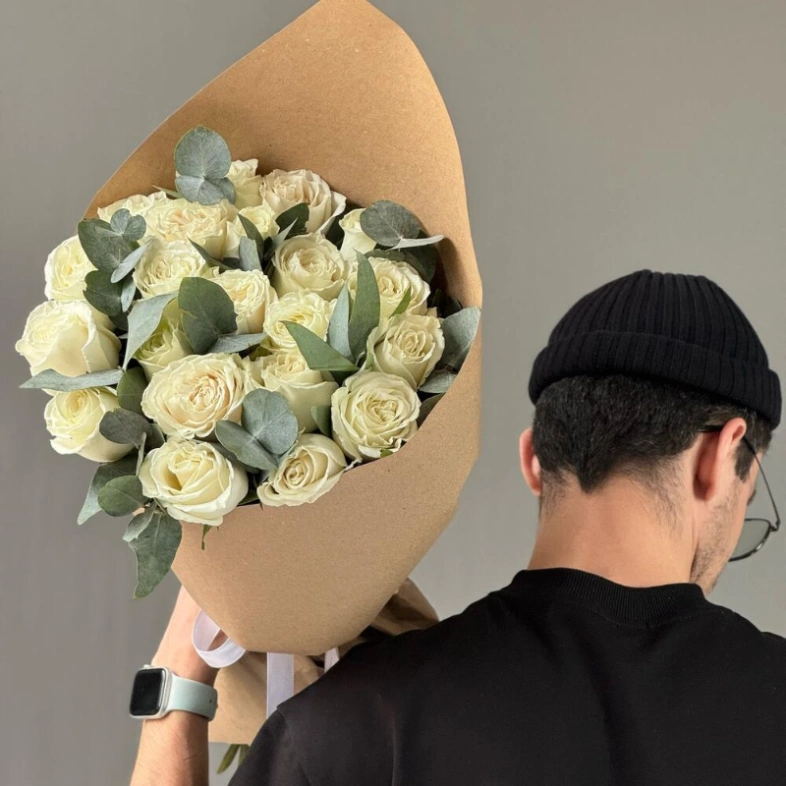 Белые розы и эвкалипт для любимых