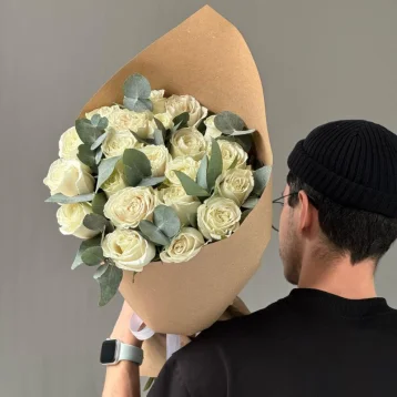 Белые розы и эвкалипт для любимых