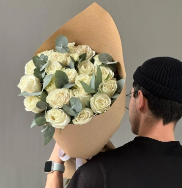 Белые розы и эвкалипт для любимых