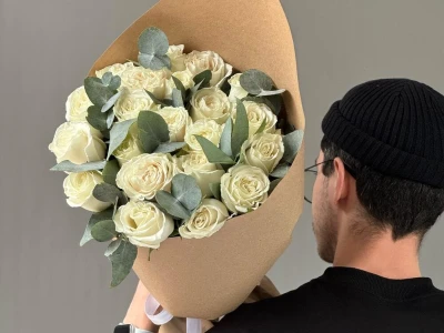 Белые розы и эвкалипт для любимых