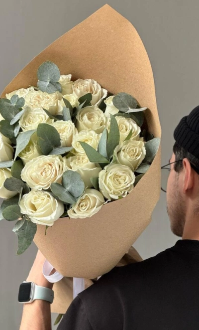 Белые розы и эвкалипт для любимых