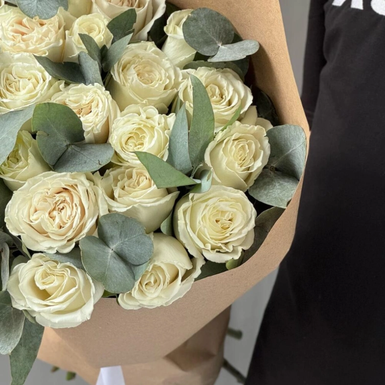 Белые розы и эвкалипт для любимых