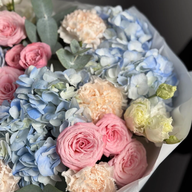 Голубые гортензии и розовые кустовые розы