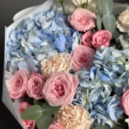 Голубые гортензии и розовые кустовые розы 3
