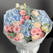 Голубые гортензии и розовые кустовые розы 0