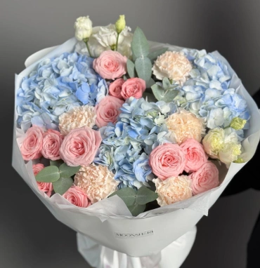 Голубые гортензии и розовые кустовые розы