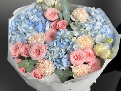 Голубые гортензии и розовые кустовые розы