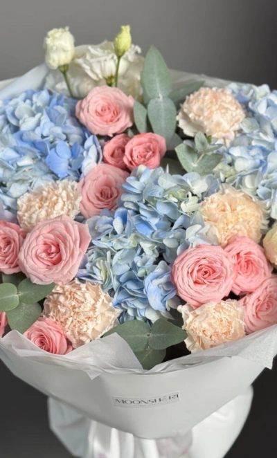 Голубые гортензии и розовые кустовые розы