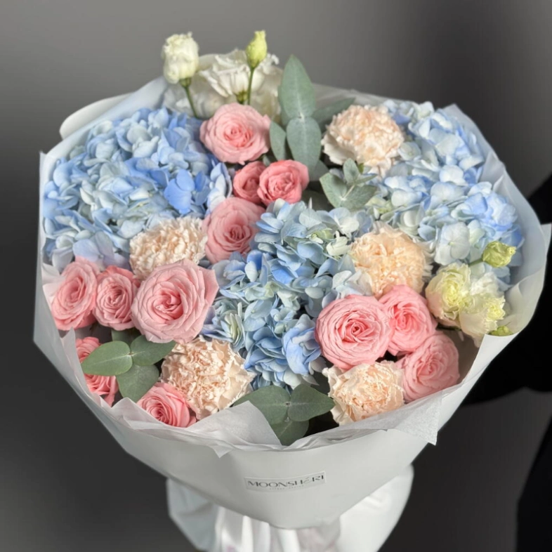 Голубые гортензии и розовые кустовые розы