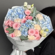 Голубые гортензии и розовые кустовые розы 1