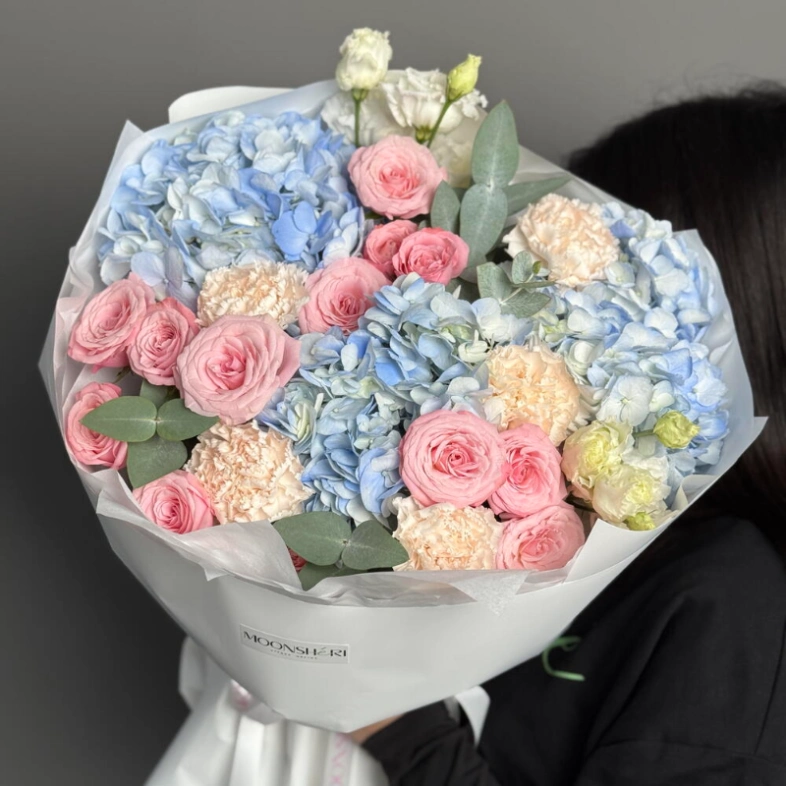 Голубые гортензии и розовые кустовые розы