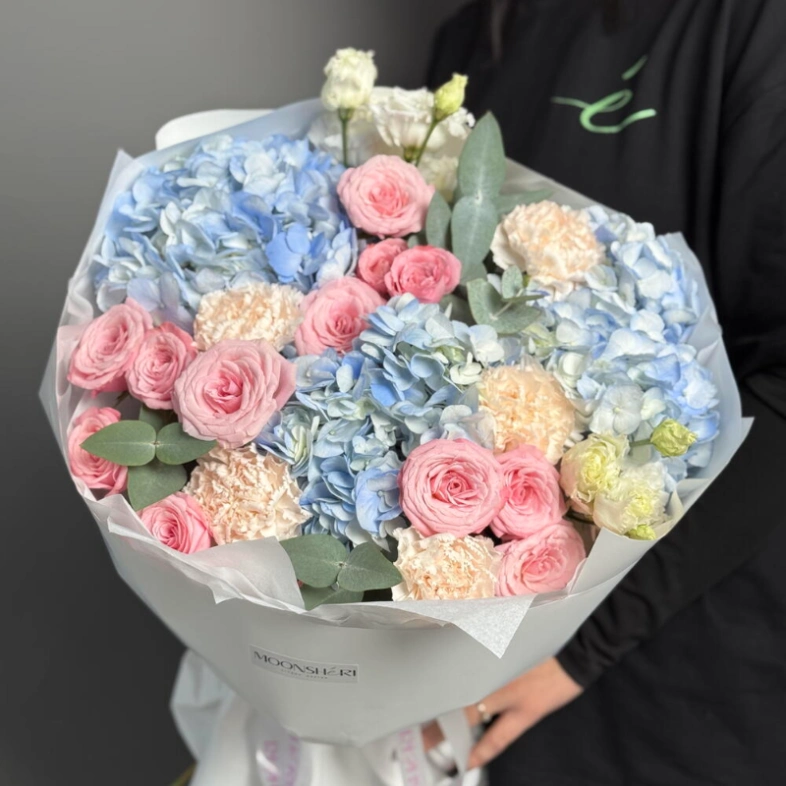 Голубые гортензии и розовые кустовые розы