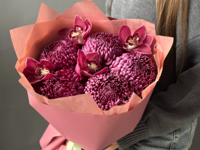 Букет: хризантема Бигуди и орхидеи