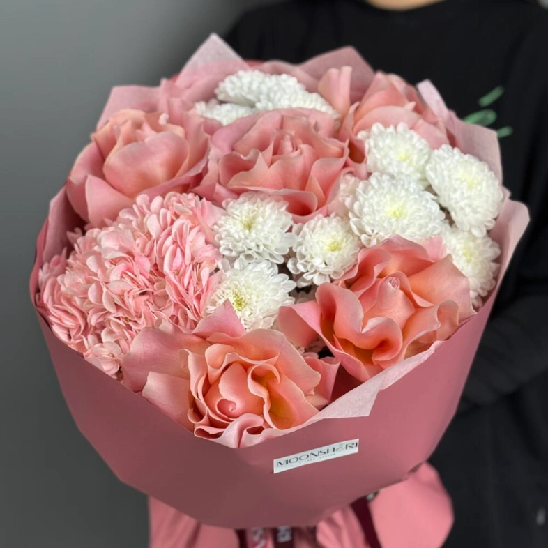 Пышный букет с розами, гортензией и хризантемами