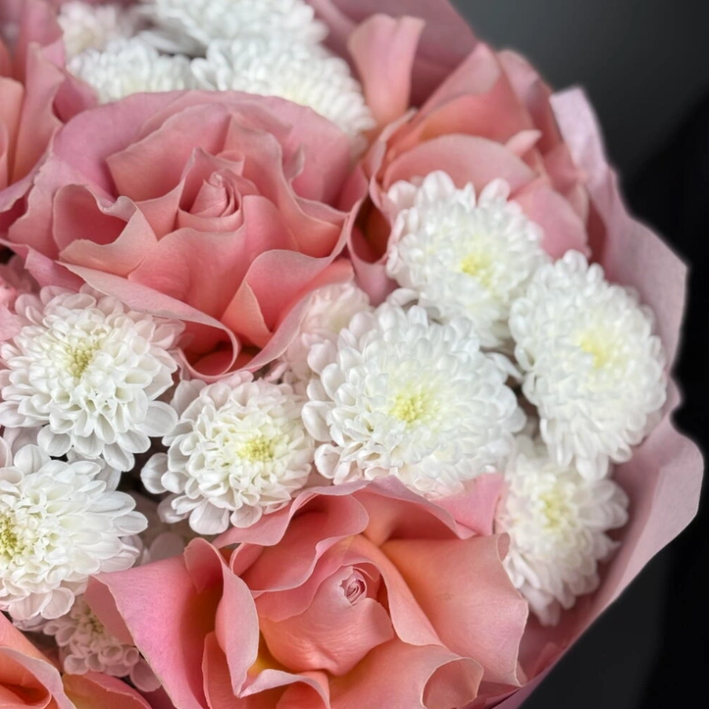 Пышный букет с розами, гортензией и хризантемами