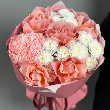 Пышный букет с розами, гортензией и хризантемами