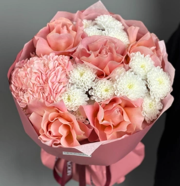 Пышный букет с розами, гортензией и хризантемами