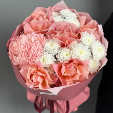 Пышный букет с розами, гортензией и хризантемами