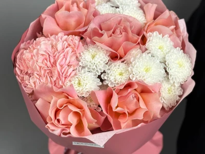 Пышный букет с розами, гортензией и хризантемами