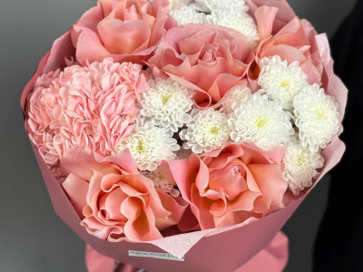 Пышный букет с розами, гортензией и хризантемами