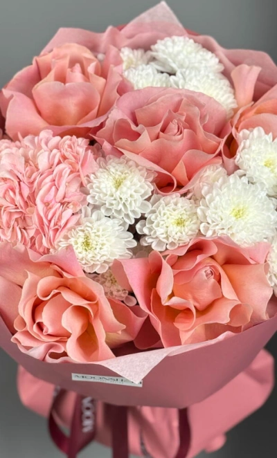 Пышный букет с розами, гортензией и хризантемами