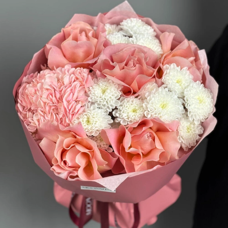 Пышный букет с розами, гортензией и хризантемами