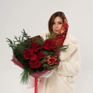 Зимний букет с амариллисом и красными розами 0