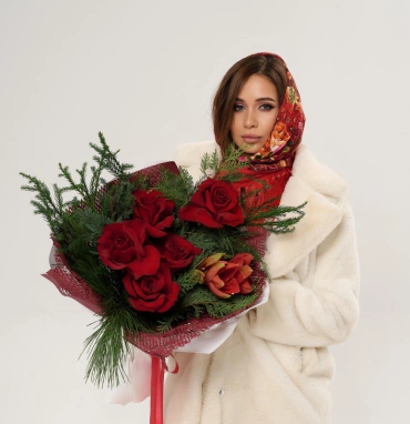 Зимний букет с амариллисом и красными розами