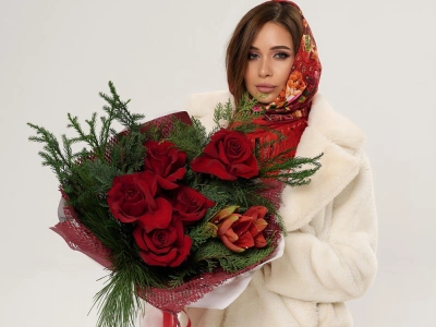 Зимний букет с амариллисом и красными розами