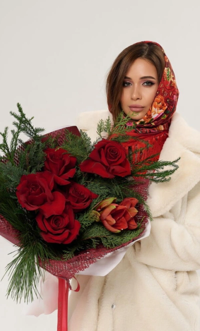 Зимний букет с амариллисом и красными розами