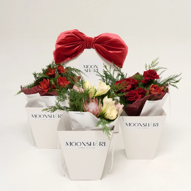 Зимний букет с амариллисом и красными розами