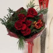 Зимний букет с амариллисом и красными розами 1