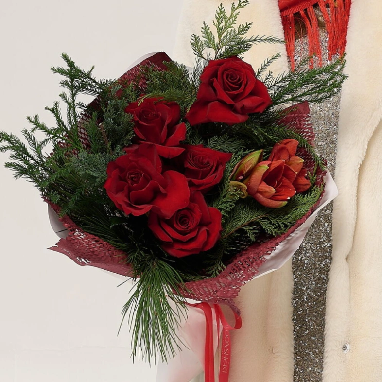 Зимний букет с амариллисом и красными розами