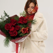 Зимний букет с амариллисом и красными розами 3