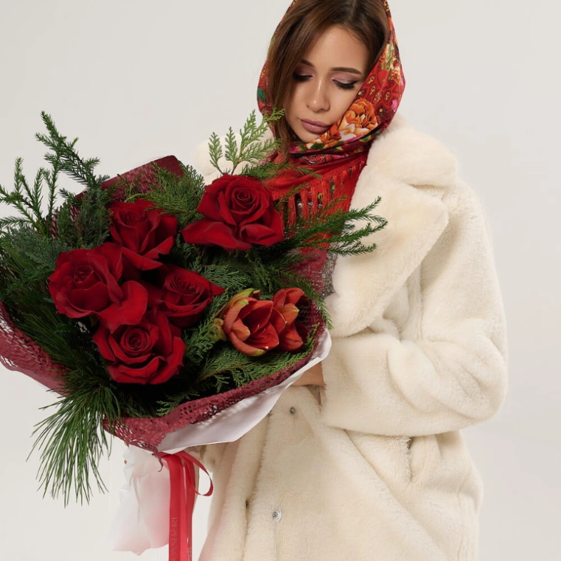 Зимний букет с амариллисом и красными розами