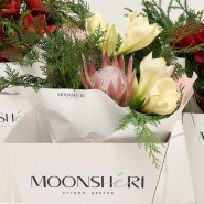 Зимний букет с амариллисом, хвоей и протеей 2