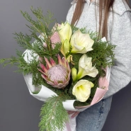 Зимний букет с амариллисом, хвоей и протеей 0