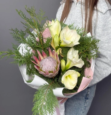 Зимний букет с амариллисом, хвоей и протеей