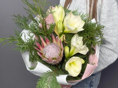 Зимний букет с амариллисом, хвоей и протеей