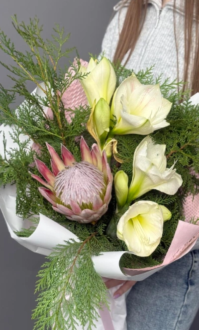 Зимний букет с амариллисом, хвоей и протеей