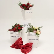 Зимний букет с амариллисом, хвоей и протеей 4