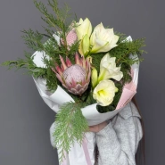 Зимний букет с амариллисом, хвоей и протеей 1