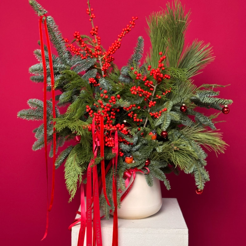 Зимняя хвойная композиция в керамическом кашпо и снегирями 