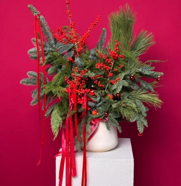 Зимняя хвойная композиция в керамическом кашпо и снегирями 