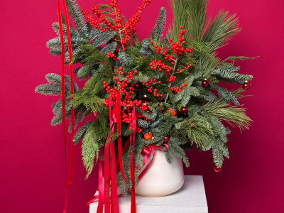 Зимняя хвойная композиция в керамическом кашпо и снегирями 